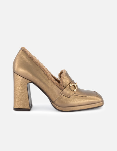Mocasín de piel para mujer color dorado con tacón ancho