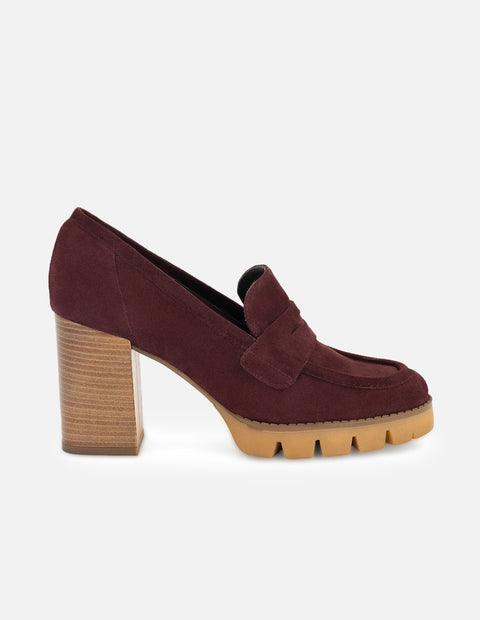 Mocasines color vino de ante para mujer con detalle en el empeine