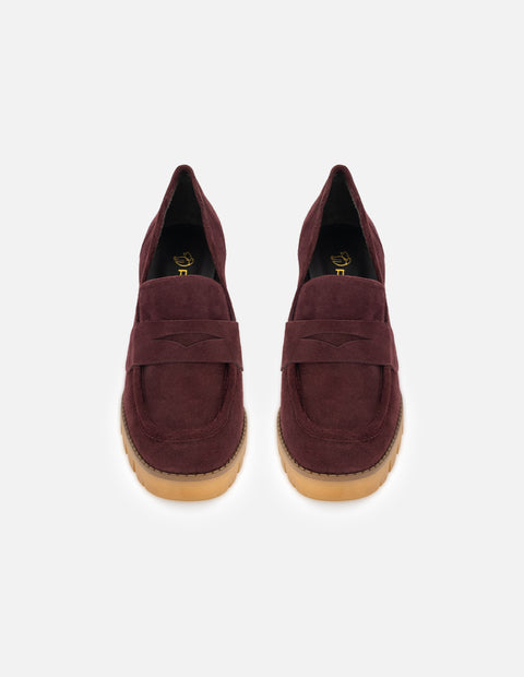 Mocasines color vino de ante para mujer con detalle en el empeine