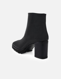 Botines color negro charol para mujer con suela dentada