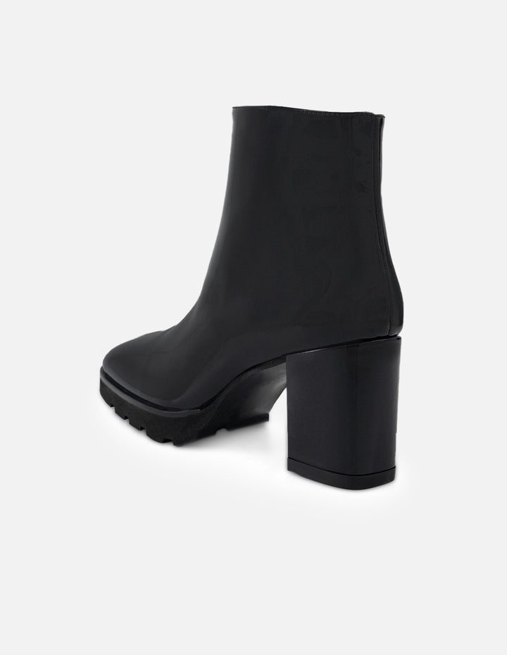 Botines color negro charol para mujer con suela dentada