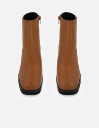 Botines color cuero de piel para mujer con suela dentada