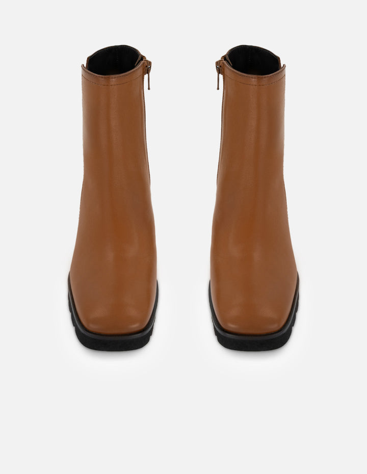 Botines color cuero de piel para mujer con suela dentada