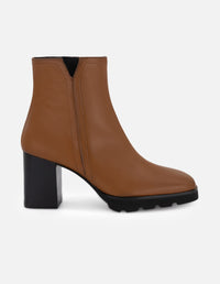 Botines color cuero de piel para mujer con suela dentada