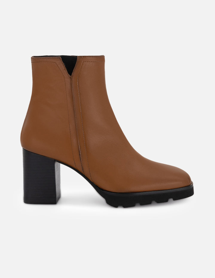 Botines color cuero de piel para mujer con suela dentada