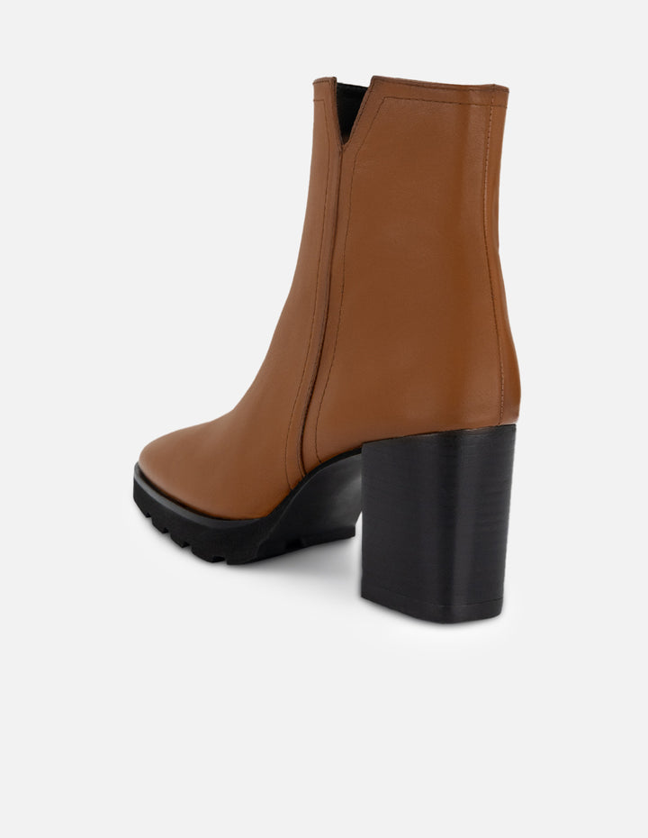 Botines color cuero de piel para mujer con suela dentada