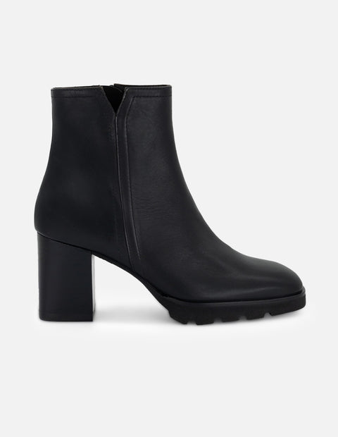 Botines color negro de piel para mujer con suela dentada