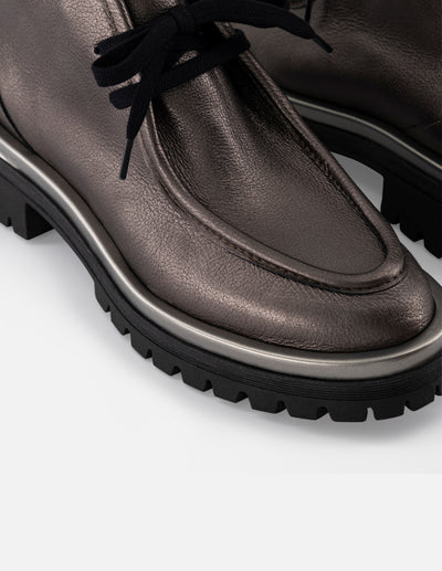 Wallabee color plata piel metalizada para mujer con piel metalizada color plateada