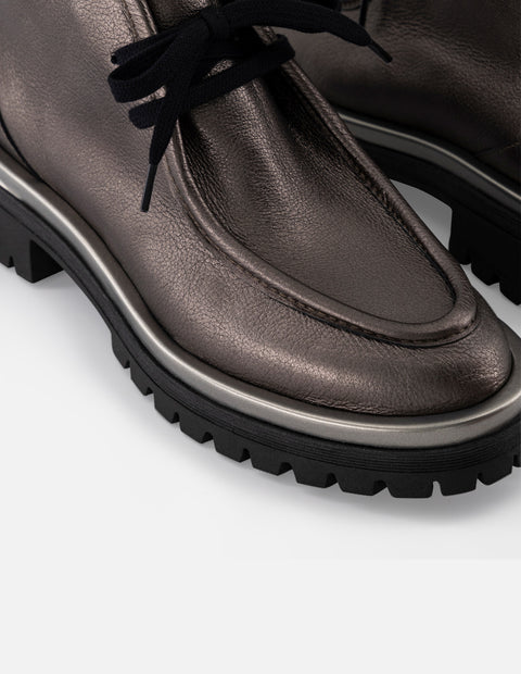 Wallabee color plata piel metalizada para mujer con piel metalizada color plateada