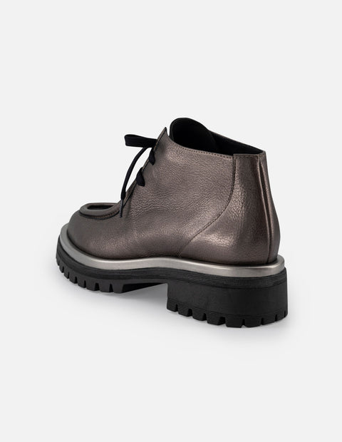 Wallabee color plata piel metalizada para mujer con piel metalizada color plateada