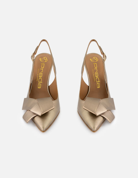 Zapatilla de piel metalizada para mujer color doraco y detalle cruzado al frente
