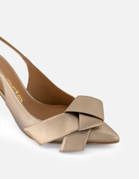 Zapatilla de piel metalizada para mujer color doraco y detalle cruzado al frente