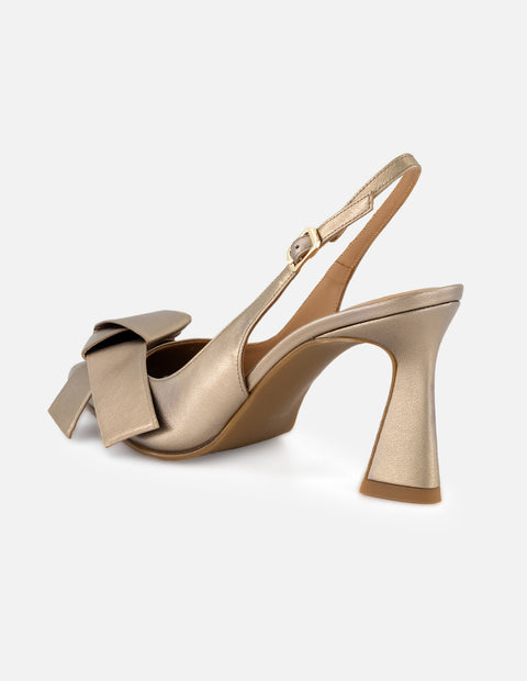 Zapatilla de piel metalizada para mujer color doraco y detalle cruzado al frente