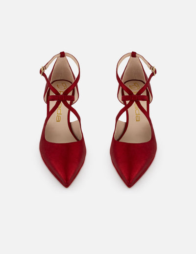 Zapatilla color rojo ante para mujer con pulsera con detalle en tiras