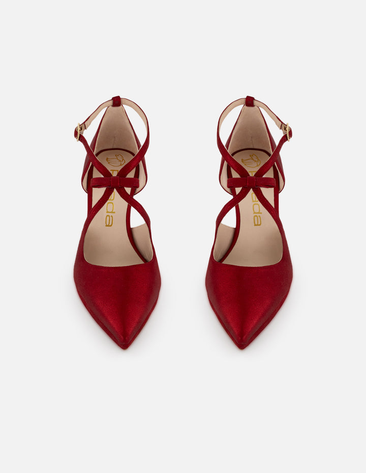 Zapatilla color rojo ante para mujer con pulsera con detalle en tiras