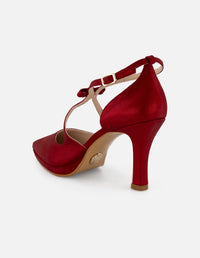 Zapatilla color rojo ante para mujer con pulsera con detalle en tiras