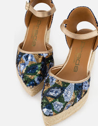 Alpargata azul en lentejuelas para mujer con pulsera dorada