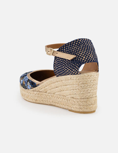 Alpargata azul en lentejuelas para mujer con pulsera dorada