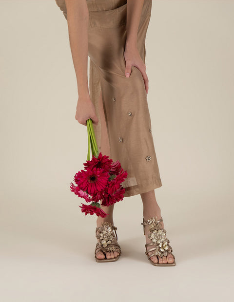 Sandalias color oro en piel metalizada para mujer con flores