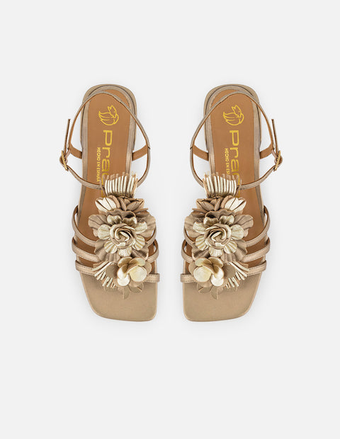 Sandalias color oro en piel metalizada para mujer con flores