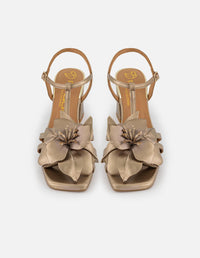 Sandalias oro en piel metalizada para mujer con flor dorada