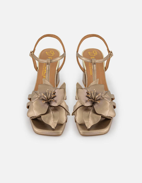 Sandalias oro en piel metalizada para mujer con flor dorada