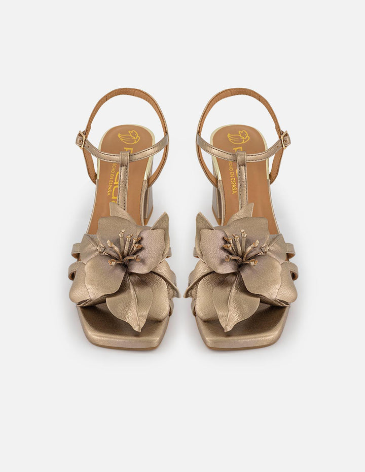 Sandalias oro en piel metalizada para mujer con flor dorada