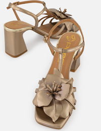 Sandalias oro en piel metalizada para mujer con flor dorada