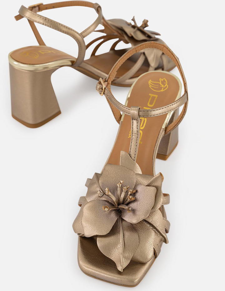 Sandalias oro en piel metalizada para mujer con flor dorada