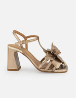 Sandalias oro en piel metalizada para mujer con flor dorada