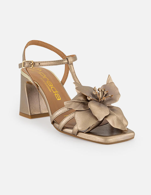 Sandalias oro en piel metalizada para mujer con flor dorada