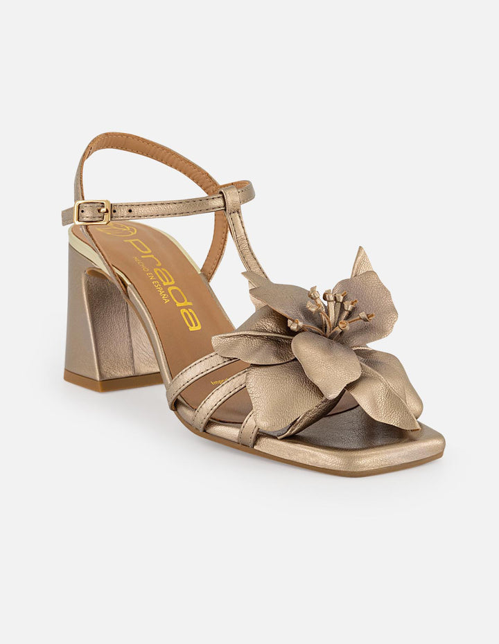 Sandalias oro en piel metalizada para mujer con flor dorada