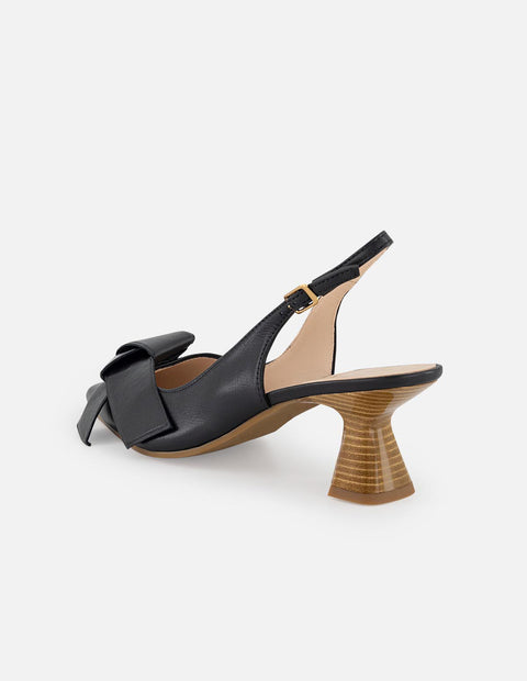 Zapatilla negra en piel para mujer con moño y hebilla dorada