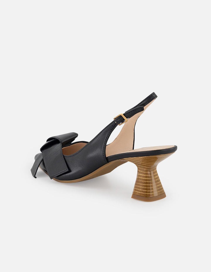 Zapatilla negra en piel para mujer con moño y hebilla dorada