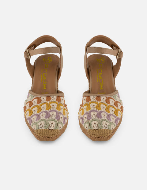 Alpargata multicolor textil para mujer con bordados y pulsera