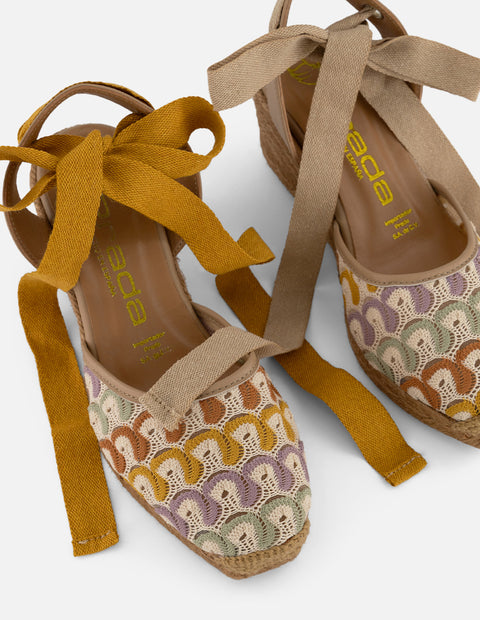 Alpargata multicolor textil para mujer con bordados y pulsera