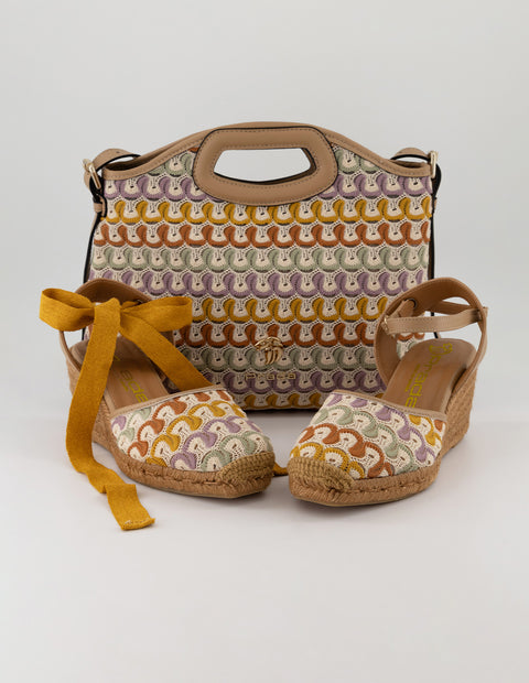 Alpargata multicolor textil para mujer con bordados y pulsera