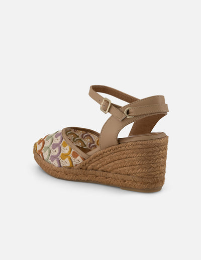 Alpargata multicolor textil para mujer con bordados y pulsera