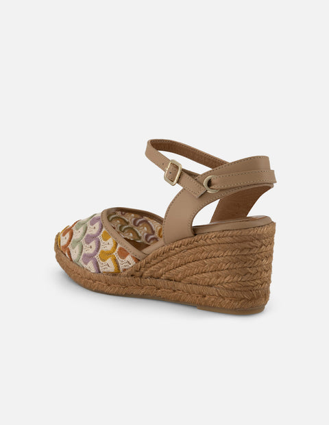 Alpargata multicolor textil para mujer con bordados y pulsera