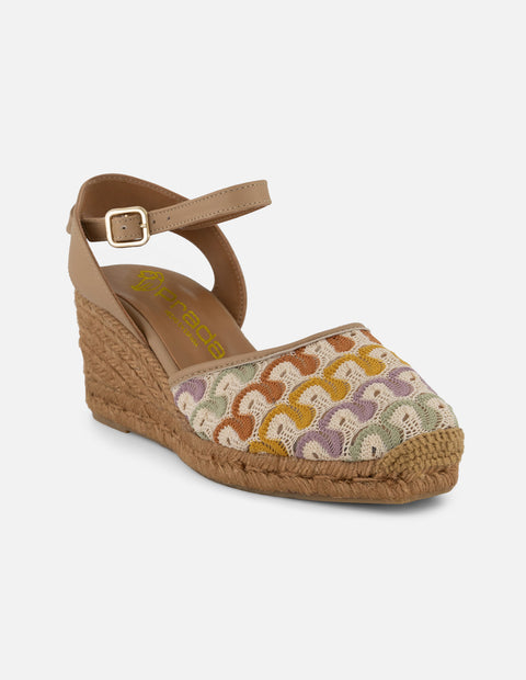 Alpargata multicolor textil para mujer con bordados y pulsera