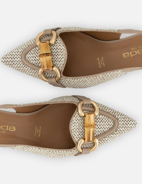 Zapatilla beige en rafia para mujer con detalle dorado