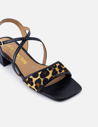 Sandalia para mujer de pelo animal print y decorado de tiras