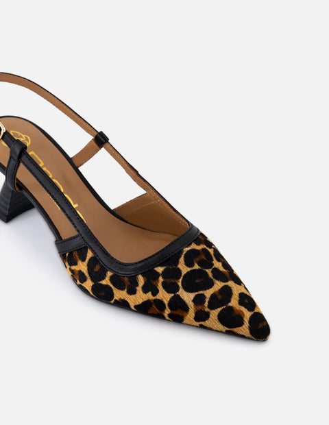 Zapatilla para mujer de pelo animal print color negro y decorado de tiras