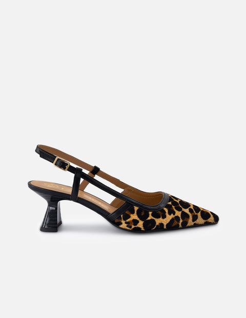 Zapatilla para mujer de pelo animal print color negro y decorado de tiras