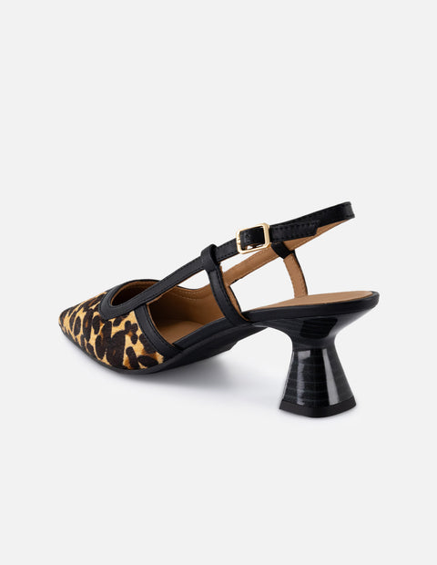 Zapatilla para mujer de pelo animal print color negro y decorado de tiras