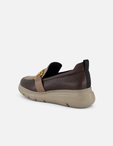 Mocasines beige piel para mujer banda dorada ligera