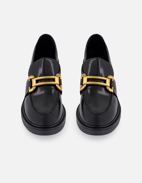 Mocasín negro piel vegano para mujer con adorno color dorado