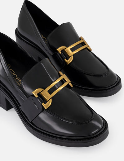 Mocasín negro piel vegano para mujer con adorno color dorado