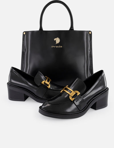Mocasín negro piel vegano para mujer con adorno color dorado