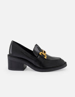 Mocasín negro piel vegano para mujer con adorno color dorado